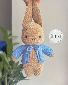 Вязаная игрушка: милый кролик с синим свитером