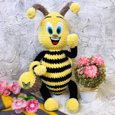 Вязаная игрушка пчела с сумочкой и цветами