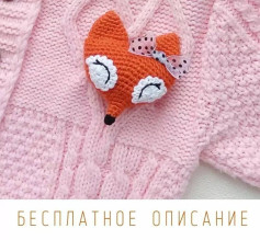 Вязаная лиса с бантиком на розовом свитере