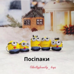 Вязані міньйони на зимовому фоні