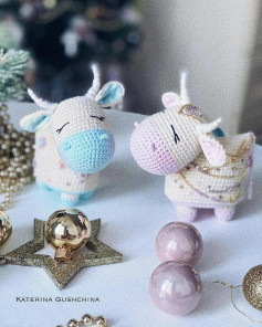 Вязаные игрушки бычки в новогоднем декоре