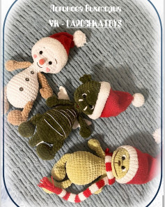 Вязаные игрушки: снеговик, зомби, гремлин в новогодних шапках