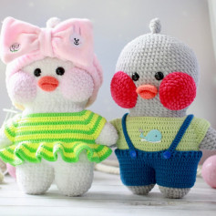 Вязаные игрушки: уточки в стильной одежде для детей