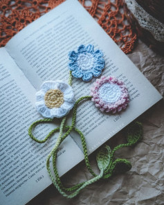 Вязаные цветы: узор для украшения книг и журналов