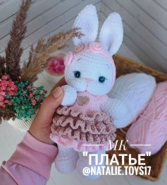Вязаный зайчик в платье с сердечком