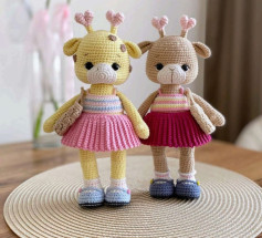 Adorables jirafas de ganchillo con vestido colorido