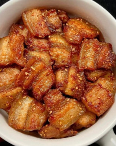 Ba Chỉ Rang Cháy Cạnh Hấp Dẫn Vị Cay Nồng