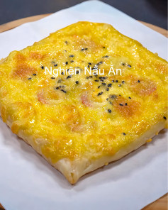 Bánh Nướng Phô Mai Xúc Xích Mè Đen Hấp Dẫn