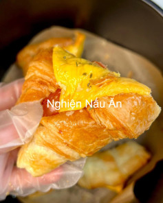 Bánh Sừng Bò Giòn Thơm Xúc Xích Phô Mai Tan Chảy