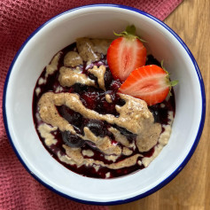 Bát ăn sáng Berry Bliss: Hạnh nhân hạt dẻ và việt quất mọng nước