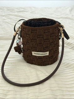 Bolsa de crochê com padrão de quadrados entrelaçados