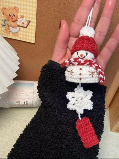 Boneco de neve de crochê com floco de neve pendurado