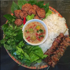 Bún chả nướng Hà Nội thơm ngon giòn giã với nước mắm đậm đà