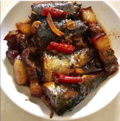 Cá nục rim dừa thơm ngon cùng thịt ba chỉ béo ngậy