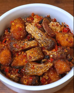 Cá Trắm Chiên Sốt Ớt Cay Rượu Nếp Thơm Ngon