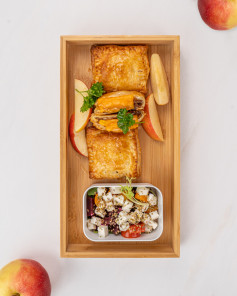 Cảm Hứng Châu Âu: Bánh Mặn Thịt Bò và Salad Táo Feta