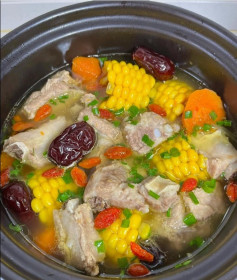 Canh Sườn Ngọt Thanh Hầm Ngô Táo Đỏ