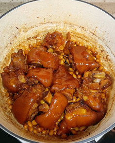 Chân giò kho tàu
