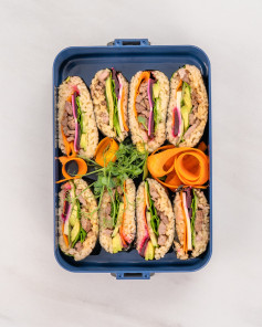 Onigirazu đầy màu sắc với đậu phụ hun khói và thịt bò