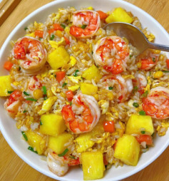 Cơm Rang Thập Cẩm Tôm Dứa Đậm Đà Hương Vị