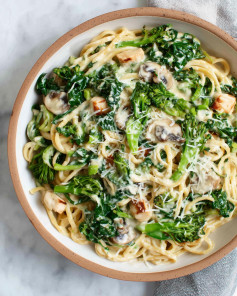 Creamy Dreamy Vegan Pasta with Broccoli & Mushrooms