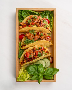 Bánh tacos thịt lợn giòn với hương vị cay nồng của châu Âu