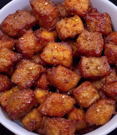 Miếng thịt lợn chiên giòn sốt mè và tương