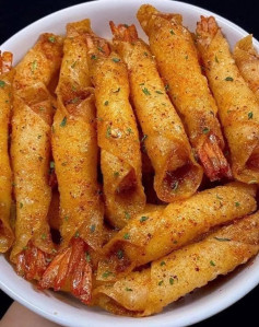 Món tôm chiên giòn với cần tây cay