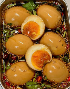 Trứng ướp nước tương mặn với rau thơm cay