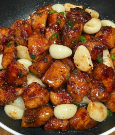 Gà Xém Vàng Cháy Tỏi Thơm Ngon