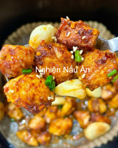 Garlic-Infused Crispy Chicken Bites with Sesame and Spices