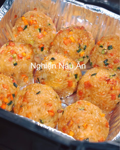 Cơm viên phô mai vàng với rau củ hấp dẫn