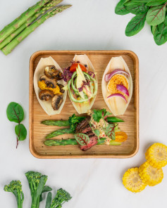 Cơm Bento hảo hạng: Thịt bò nướng với phô mai dê và rau tươi