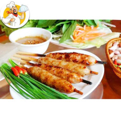 Xiên nướng với rau thơm tươi và nước sốt đậu phộng đậm đà