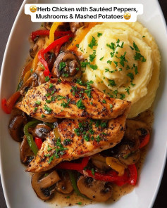 🍗🥔 Herb Chicken with Sautéed Peppers, Mushrooms & Mashed Potatoes 🌿🍄