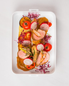 Thịt thăn heo mềm ngọt với sốt mù tạt kem và rau củ châu Âu