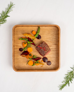 Bít tết mọng nước với khoai tây chiên Parmesan và sốt măng tây Balsamic