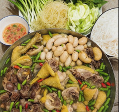 Lẩu Gà Chua Cay Thơm Nồng Vị Sả Chanh Ớt