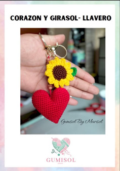 Llavero de corazón y girasol de crochet vibrante