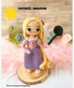 Muñeca Rapunzel Amigurumi con trenza y vestido púrpura