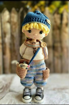 Muñeco de ganchillo con gorro azul y bolso con perrito