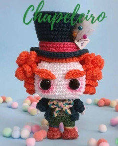 Muñeco de ganchillo del Sombrerero Loco en colores vibrantes