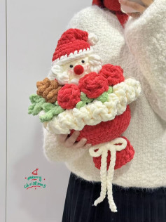 Papai Noel de crochê com buquê de flores coloridas