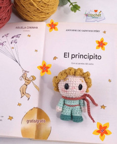 Patrón de amigurumi del Principito con libro ilustrado