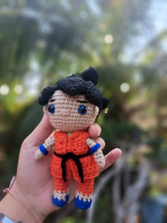 Patrón de ganchillo de muñeco de anime con traje naranja