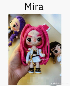 Patrón de muñeca de amigurumi con cabello rosa brillante