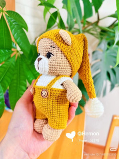 Patrón de oso de ganchillo con gorro y tirantes amarillos