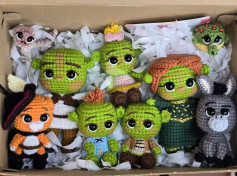 Personajes de cuentos de hadas tejidos a crochet en una caja