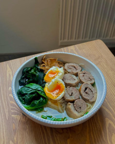 Ramen Tonkotsu Đậm Đà Với Trứng Lòng Đào Và Rau Xanh