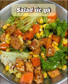 Salad ức gà giòn cay, rau củ tươi mát